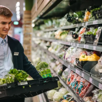 Vakantiewerker in de supermarkt: dit zijn de regels